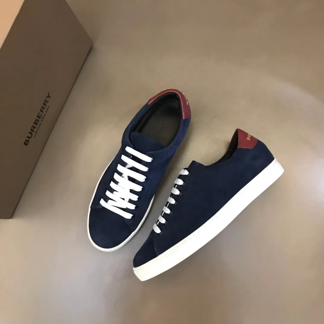 ¥380 B’s men’s classic low-top sneakers are reinterpreted in Vintage plaid cotton and cowhide materials, decorated with a new brand logo. First-layer cowhide lining, heel decorated with Burberry lettering embossed logo, original outsole 38-45